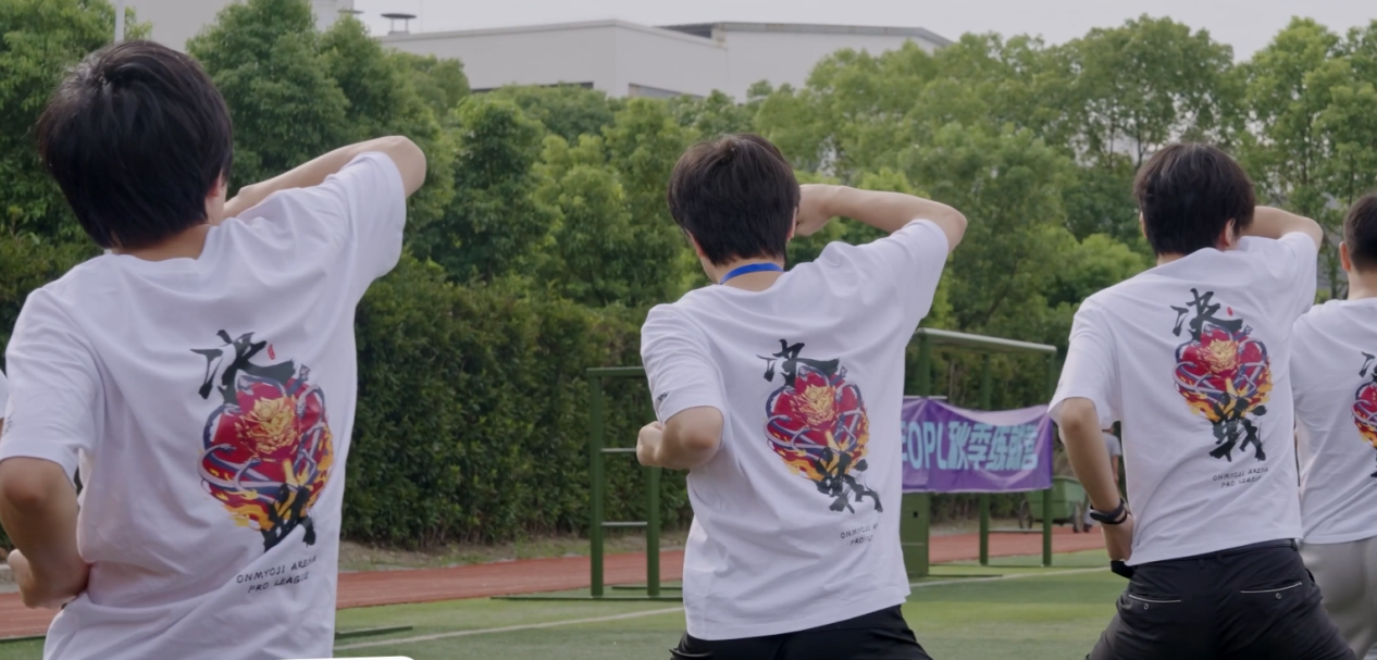 晨光中数十名选手在操场整齐列队练习军体拳，动作标准有力，背景是泛着金边的云层，画面充满力量感与秩序美