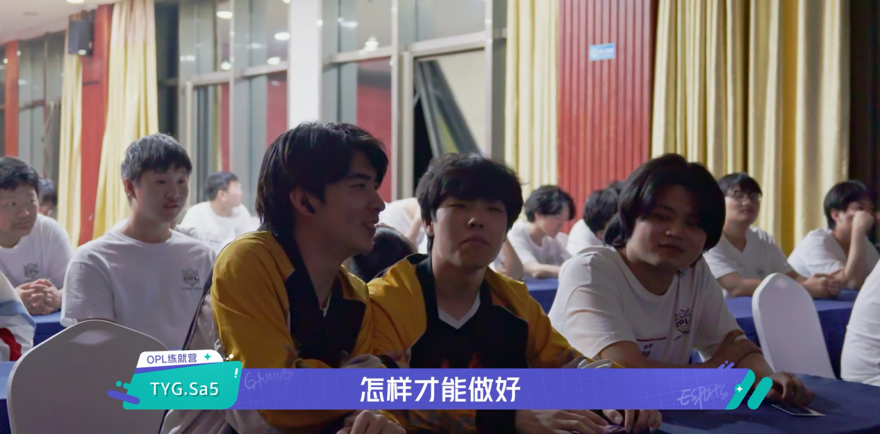 纪录片片尾定格画面：所有参训选手并肩站在夕阳下的训练基地台阶上，高举右手比出‘OPL’手势，剪影坚毅，光影温暖，象征集体荣耀与崭新起点