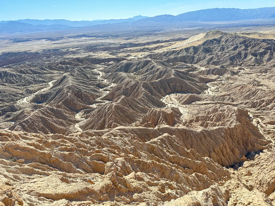 《死亡搁浅2》预告中高度相似的日落镜头:主角剪影立于岩脊,身后是同样泛金的沙地与层次分明的大气辉光带