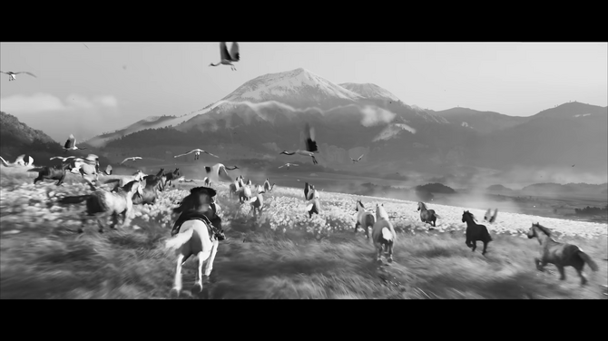 《羊蹄山之魂》实机演示画面：主角立于雾霭缭绕的悬崖之巅，身着靛青纹样铠甲，手持长刀静默伫立，背景是层叠远山与飞鸟掠过的苍穹，整体构图极具东方式留白意境