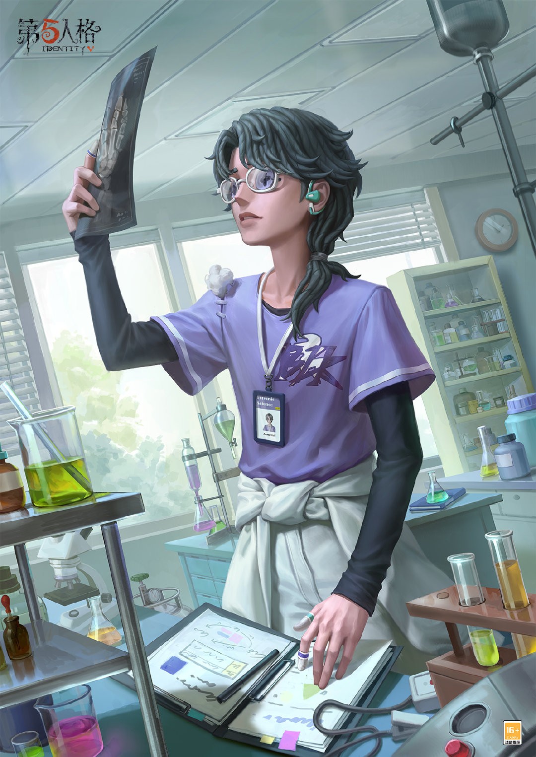 入殓师BLK.AESOP电竞主题时装官方海报：身着深灰棒球服与浅蓝工装裤，立于冷色调实验室中专注查看X光片，银框眼镜反光微闪，背景仪器泛着幽蓝数据流光