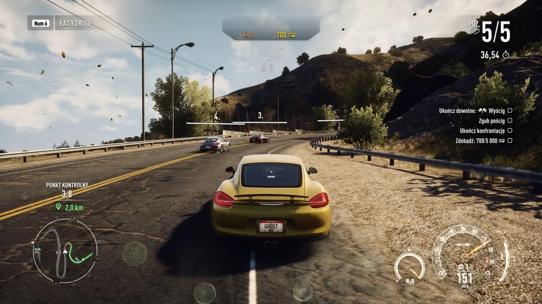 游戏实机画面:玩家车辆高速擦过警车,玻璃碎裂特效与轮胎烟尘交织,背景为洛杉矶风格都市夜景