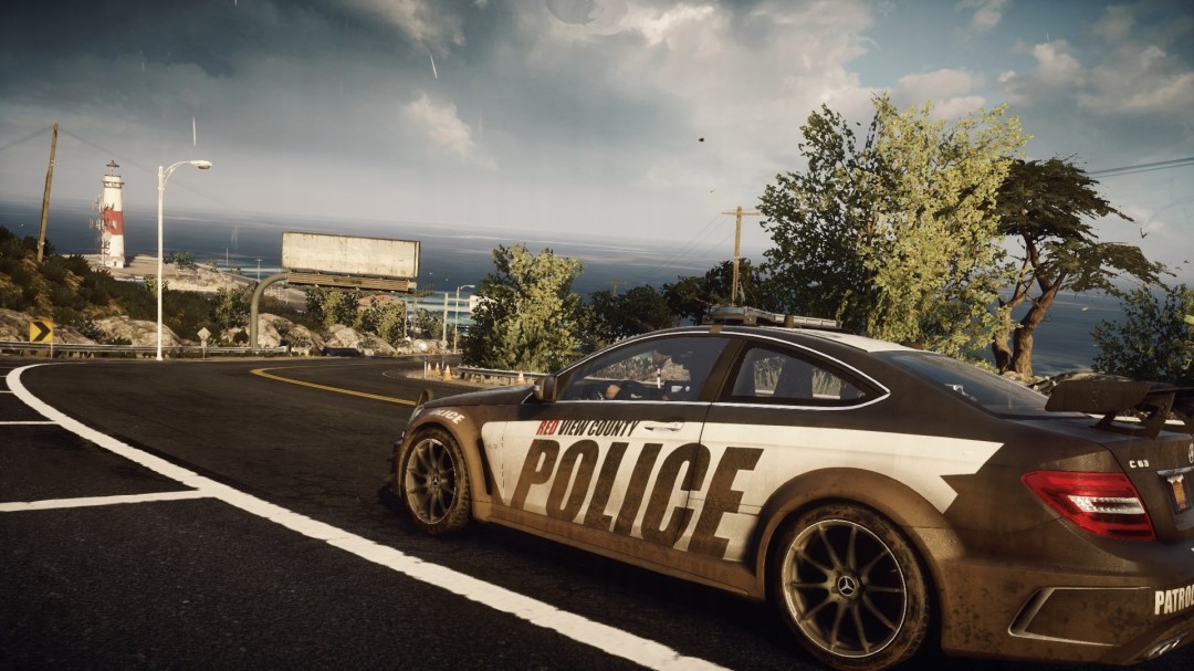 对比图:左为《极品飞车18》首发宣传图,右为2025年玩家自制纪念海报,印有‘R.I.P. Online World’字样