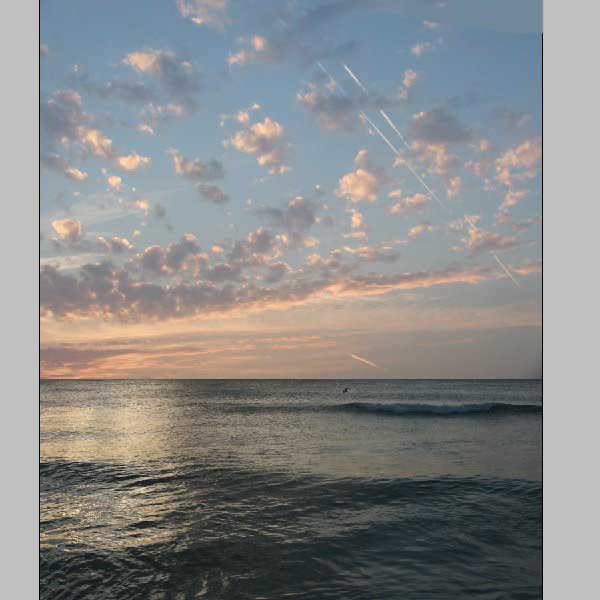 Photoshop操作界面截图：左侧为原始海景图，右侧为经‘编辑＞变换＞水平翻转’后的镜像图，两图并置呈现自然衔接的宽幅海洋背景