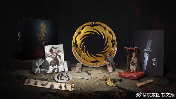 豪华版开箱全景：打开主题礼盒后可见铜盘、支架、海报册等七件赠品错落排布，太阳神鸟铜盘在灯光下泛出古朴光泽