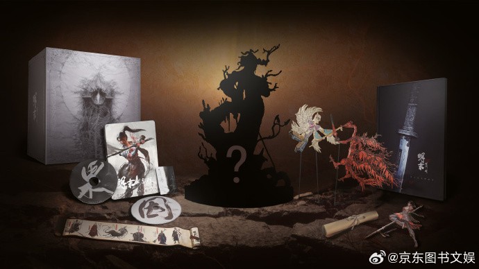 典藏版核心亮点特写：1/8比例主角手办姿态凌厉，手持长戟立于云纹基座；旁侧皮影人物轮廓锐利，透光可见精细雕工