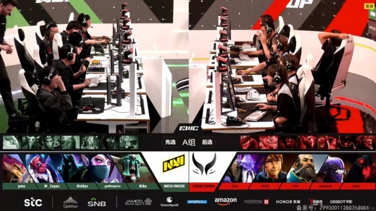 电竞世界杯DOTA2赛场实拍:XG战队选手神情凝重紧盯屏幕,背景大屏显示NAVI队标与2:0比分,现场灯光聚焦于激烈对战氛围