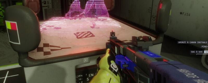 《失落星船:马拉松》游戏内UI界面特写,左侧显示‘拆除HMG’武器图标,右侧为动态战斗场景:角色蹲姿持枪扫射,枪口火光炽烈,弹道轨迹清晰可见,背景为锈蚀太空站走廊与闪烁警报红光