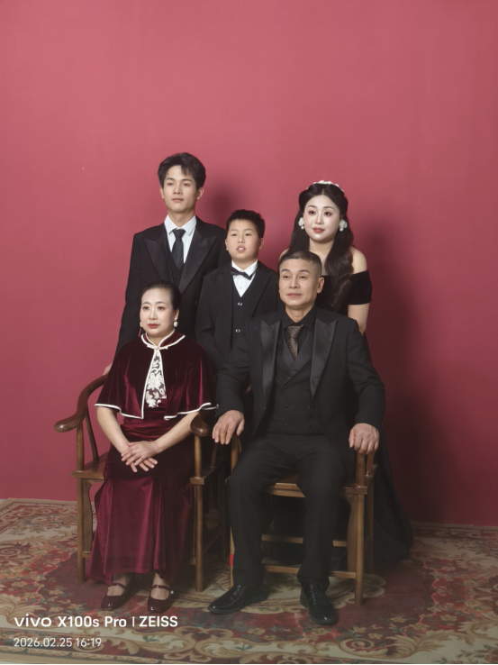 手机拍摄风格照片：父亲颤抖着抚摸女儿脸颊，母亲眼含热泪轻抚两人交叠的手，桌上摊开泛黄的旧寻人启事复印件